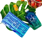 Fragancia CK One Summer de Calvin Klein para hombre y mujer con notas acuosas, ruibarbo y durazno