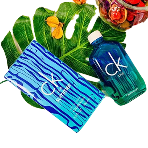Fragancia CK One Summer de Calvin Klein para hombre y mujer con notas acuosas, ruibarbo y durazno
